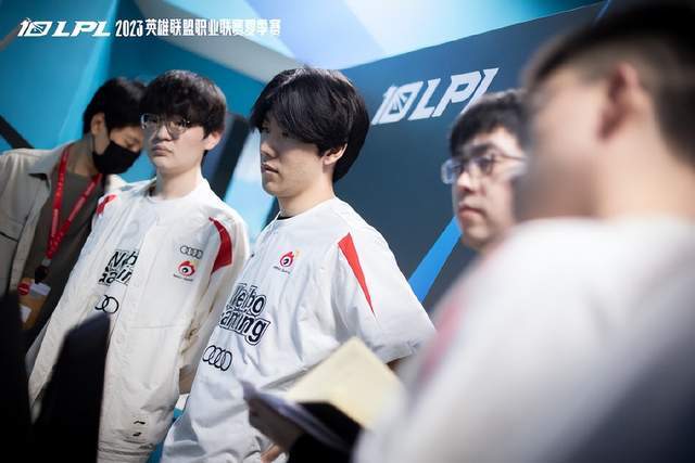 並且引發了 並且引發了